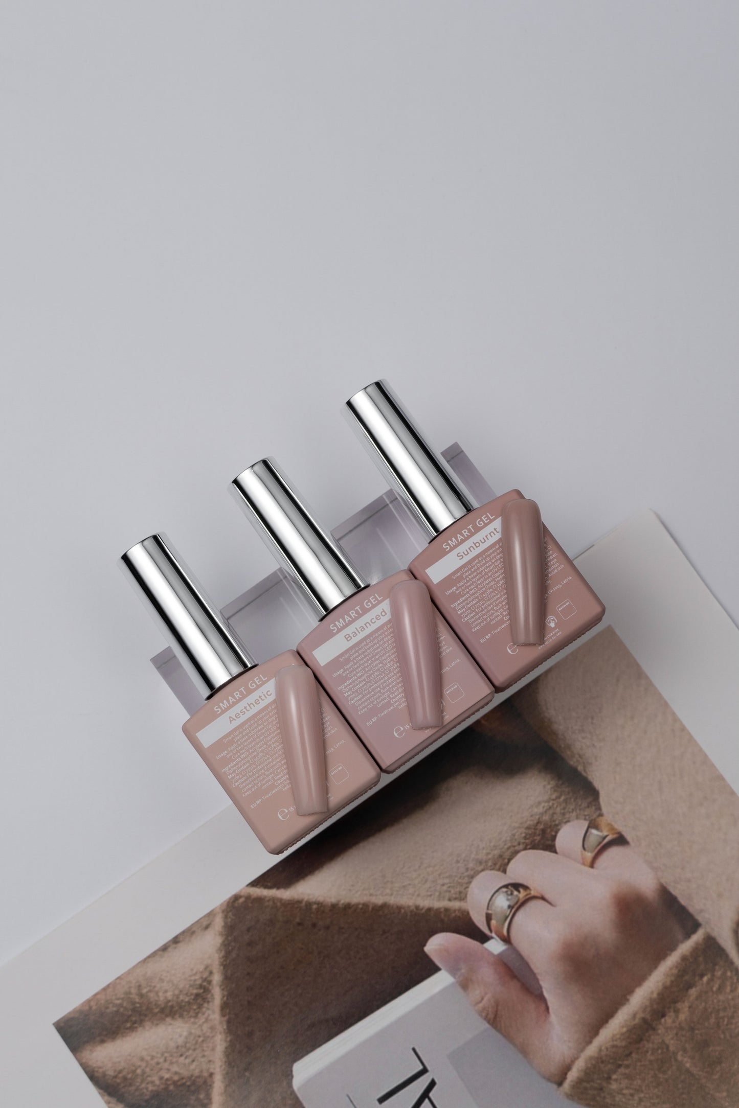 Hey Smart Gel Aesthetic -rakennegeeli, 15 ml. Pullossa oleva vaaleanpunainen rakennegeeli, joka yhdistää kestävyyden ja kauniin sävyn. Soveltuu UV- ja LED-kovetukseen, täydellinen geelikynsien muotoiluun ja värillisiin kerroksiin