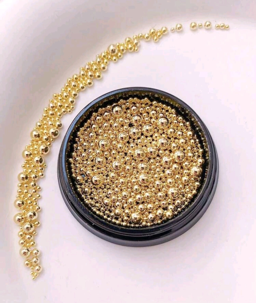 Metallihelmet rasiassa