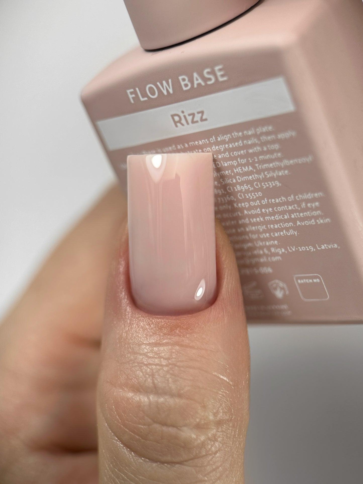 HEYLOVE Flow Base – Itsetasoittuva värillinen Rubber Base 15 ml | Rizz